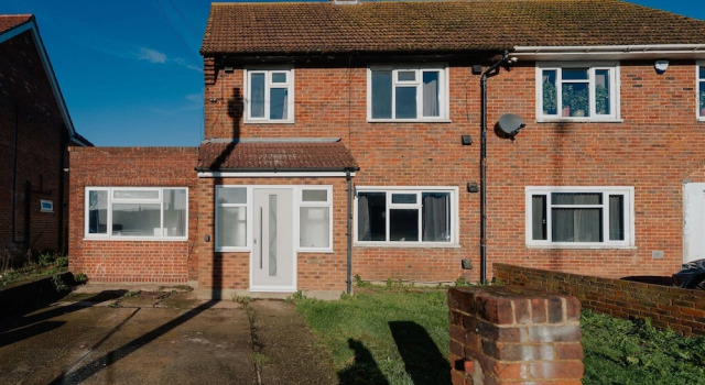 5 min to Heathrow Sleeps 15 Free Parking For 2