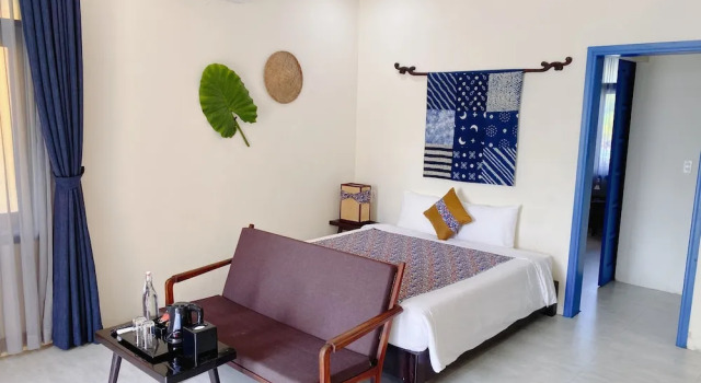 Двухместный семейный номер Standard с балконом и с видом на бассейн Sunkised Paddy Hoi An Villa