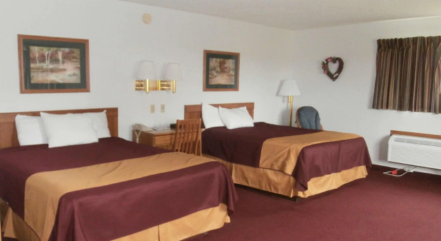 Четырёхместный номер Standard Americas Best Value Inn Suburban Motel