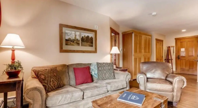 Luxury 1 Bedroom Mountain Condo in River Run Village With Expansive Mountain Views and Walking Distance to Ski Slopes, Book Lejlighed Keystone Roosevelt National Forest, nær Summit Express