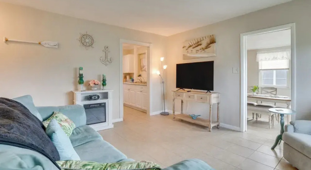 Коттедж Relax in Hot Tub, Walk to Springs: North Port Home