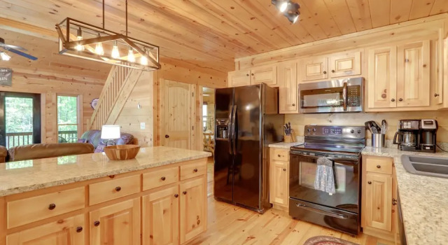 Коттедж с 3 комнатами Private Ellijay Cabin w/ Hot Tub & Amenities!