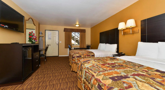 Четырёхместный номер Standard Motel 6 Los Angeles, CA - Downtown