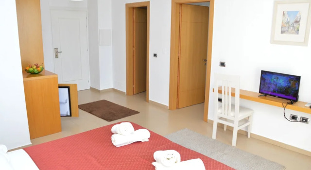 Pastarella Beachfront Resort, Book Ferieresort Hoteller i Radhime med pool, Swimmingpool