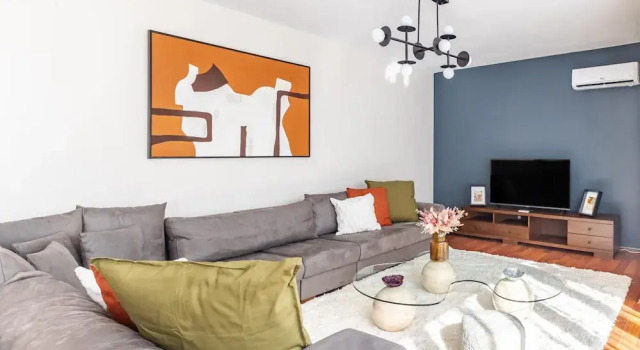 Spacious Flat w Balcony 3 min to Bagdat Ave, Boek Appartement Istanbul Regio Marmara