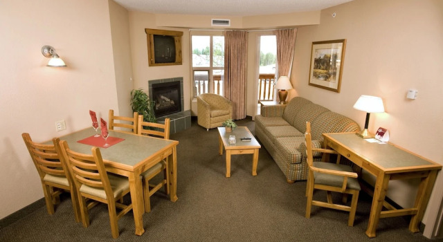 Люкс с 2 комнатами с балконом Trickle Creek Lodge