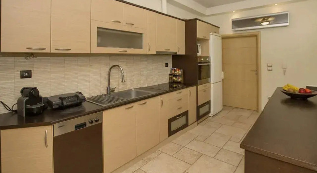 Семейные апартаменты с 3 комнатами с видом на сад Family Getaway in Marathon by GHH