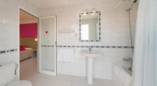 Трёхместный номер Standard с балконом Hostal Marí
