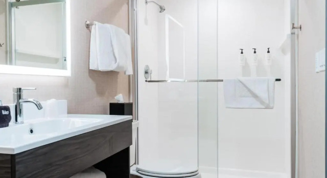 Люкс Standard Hotel NoBo Cascade, Tapestry Collection by Hilton