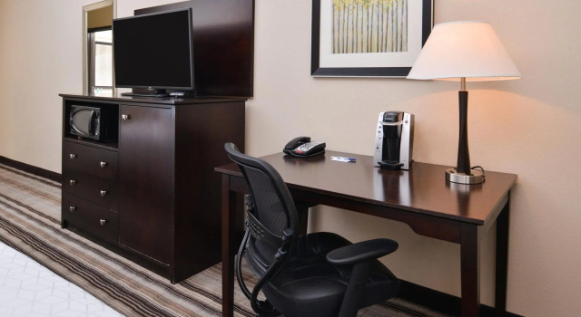 Четырёхместный номер Standard Holiday Inn Express & Suites Emporia Northwest by IHG