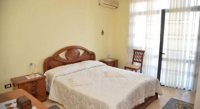 Lovely 2-bedroom condo near the City center, Prenota Hotel Hotel a Riviera Albanese con parcheggio, Parcheggio