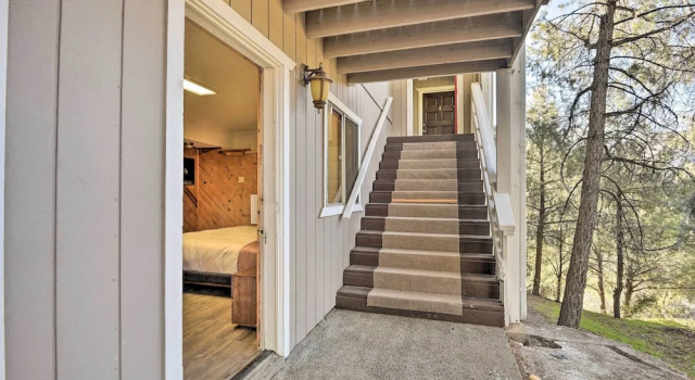 Коттедж Luxe Escape w/ Decks, Mtn Views, Game Room!