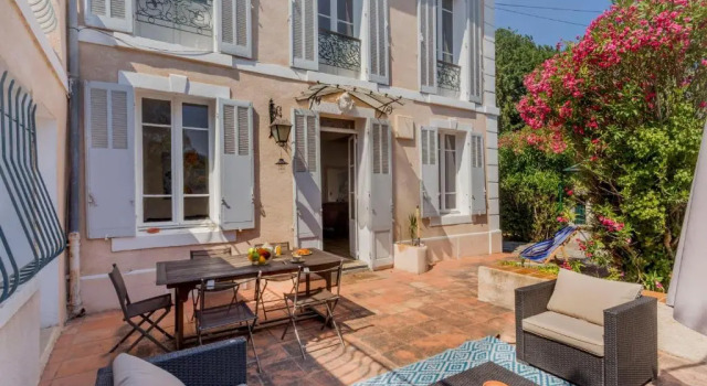 Manor house 5 bedroom just by the beach - Dodo et Tartine, Rezerwuj Hotel Hotele w Tulon z basenem, Basen