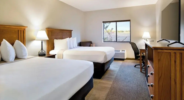 Четырёхместный номер Standard с красивым видом из окна Cedar Shore Resort