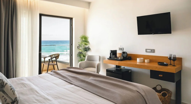 Номер Standard с балконом и с видом на море Batis Aero Beachfront Wellbeing Hotel