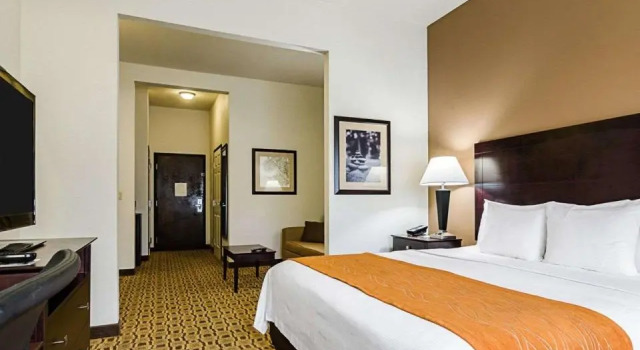 Люкс c 1 комнатой Comfort Inn & Suites Lawrence - University Area