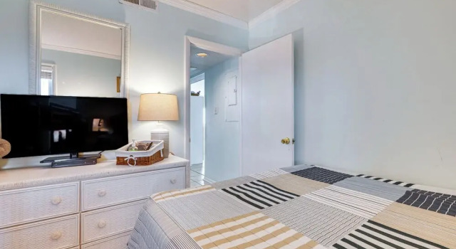 Steps to the Beach: Oceanfront Condo w/ Lanai!, Забронировать Апартаменты/квартира Норт-Топсейл-Бич Северная Каролина