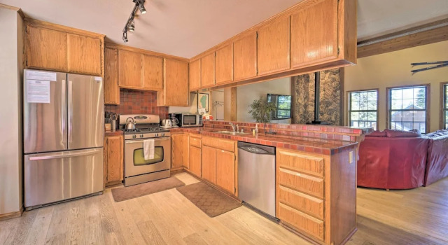 Wraparound Deck & Pool Access: Truckee Cabin