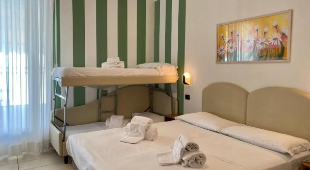 Четырёхместный номер Standard с балконом Hotel Berenice