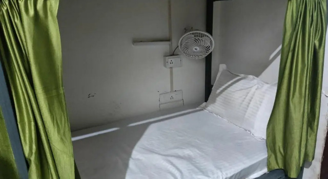 Кровать в общем номере Joeys Hostel Rishikesh