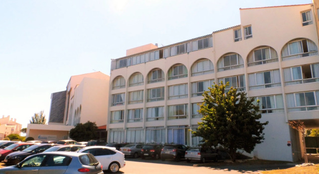 Résidence avec Piscine face au port 200m plage