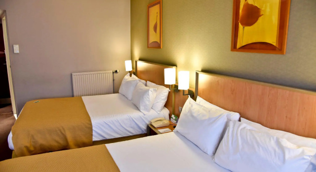Standart dört kişilik aile oda Holiday Inn Calais by IHG