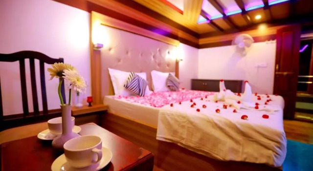 Люкс Indiavacationz Houseboats