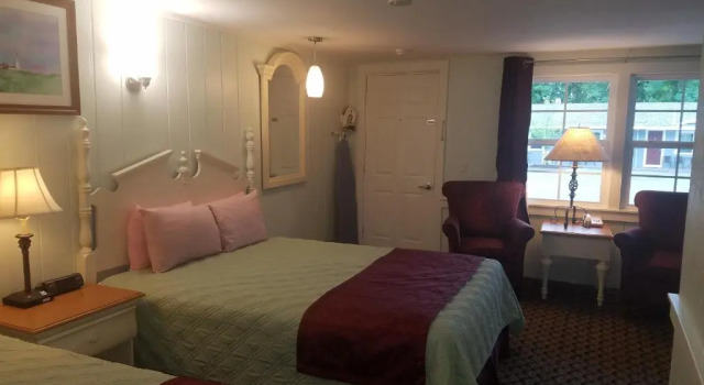 Четырёхместный номер Standard Windrift Motel