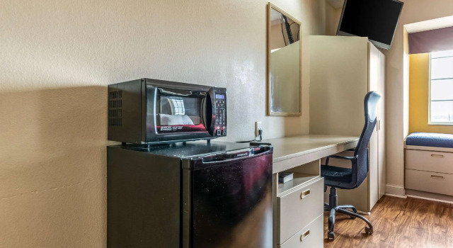 Четырёхместный номер Standard Econo Lodge Inn & Suites Evansville East