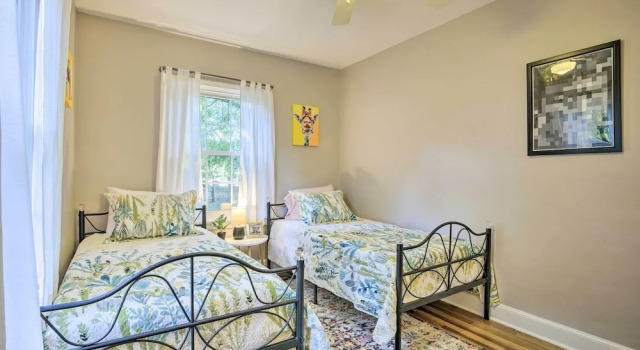 Коттедж Bright Home w/ Yard in Historic Fuquay-varina!