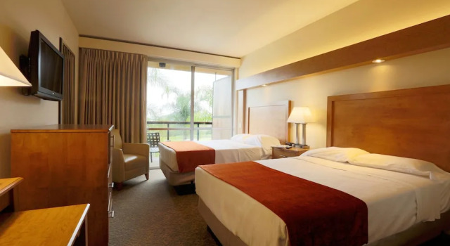 Четырёхместный номер Standard с балконом Kellogg West Conference Center and Hotel