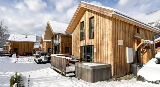 Шале Appealing Chalet With hot tub