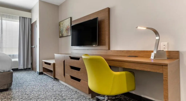 Люкс с видом на поле для гольфа Comfort Suites Greenville Airport