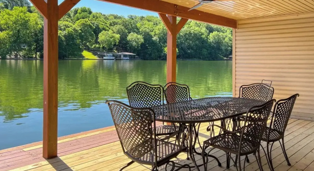 Коттедж с 5 комнатами с балконом Bella Vista Lakehouse w/ Hill Tram, Deck & Views!