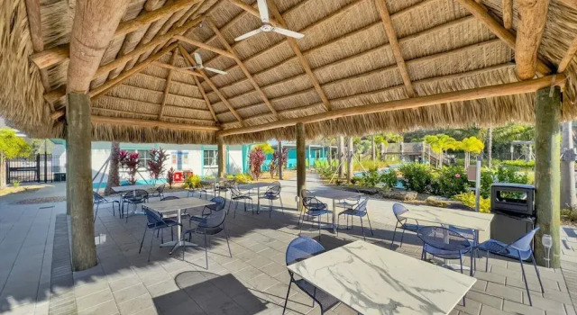 Коттедж Upstay Modern 5BR Resort Home w Pool & Hot Tub