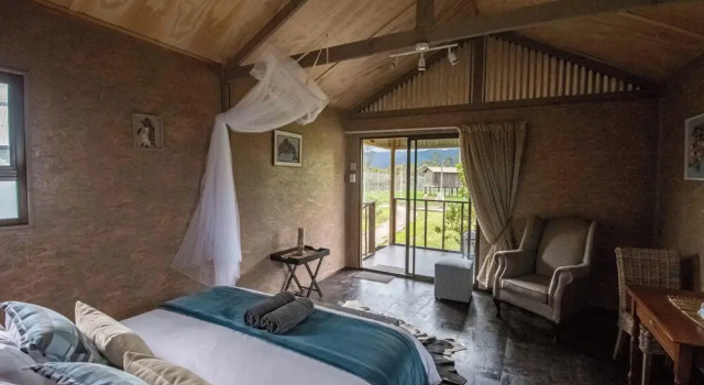 Sleep Whiskers Away From the Lions and " Feel " Them Roar! Cabin 1, Boek Vakantiehuis Hotels in Kurland met parkeren, Parkeren