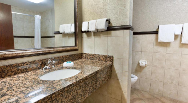 Четырёхместный номер Superior с балконом Drury Plaza Hotel Flagstaff