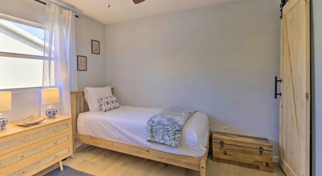 Quiet Satellite Beach Home w/ Lanai, Walk to Beach, Varaa Lomakoti Satellite Beach Space Coast