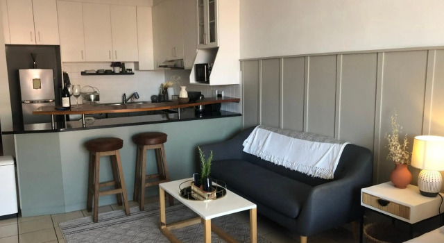 Courtyard Casual - stylish studio in heart of Stellenbosch centre, Забронировать Отель Отели Стелленбос с парковкой, рядом с African Art Boutique Stellenbosch, Парковка