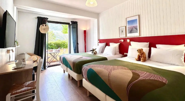 Четырёхместный номер Standard с балконом Hotel Le Provence - Restaurant Le Styx