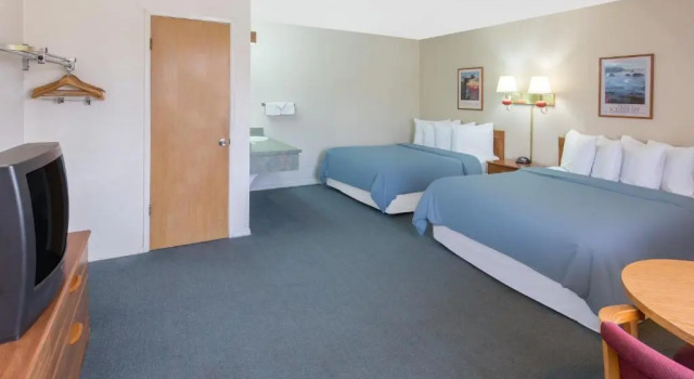 Четырёхместный номер Standard Redwood Inn