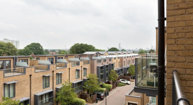 Sophisticated 2 Bed Flat with Balcony in Acton