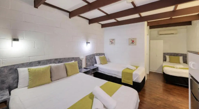 Семейный номер Standard Azalea Motel - Under New Management