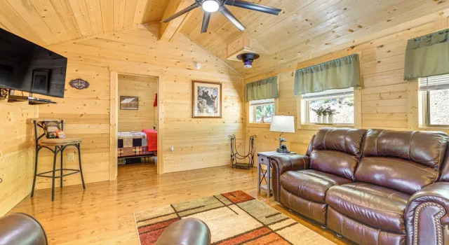 Коттедж Black Bear Bungalow: Sevierville Hideaway w/ Deck!