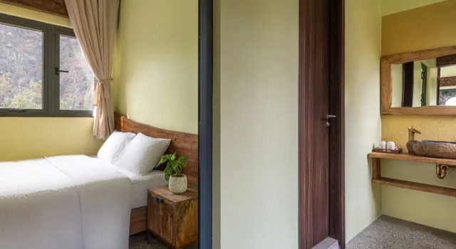 Кровать в общем номере AiLee Villa & Hotel Tamcoc