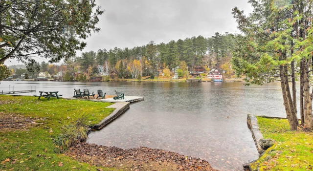 Pet-friendly Adirondack Cabin w/ On-site Lake, Забронировать Дом для отпуска Саранак-Лейк Whiteface Mountain, рядом с Коттедж-музей Роберта Льюиса Стивенсона
