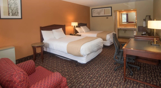 Четырёхместный номер Premium Colonnade Inn
