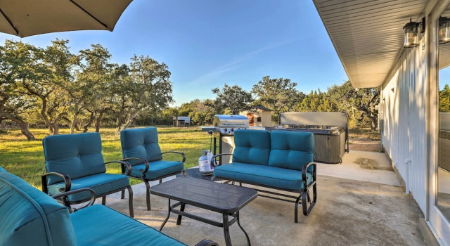 Коттедж Quiet Haven w/ Hot Tub, 4 Mi to Canyon Lake!