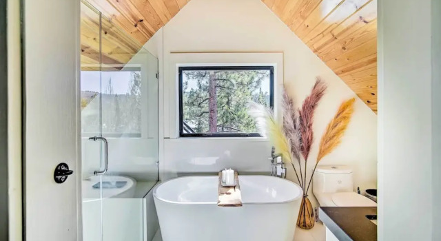Коттедж < 1 Mi to Big Bear Lake: Cabin w/ Hot Tub