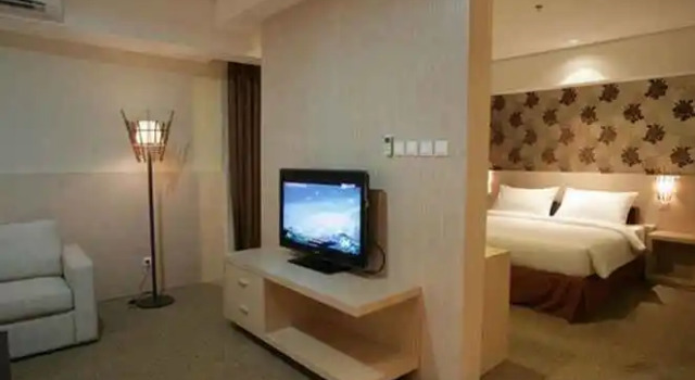 Royal Double Suite Horison Ultima Ratu Serang